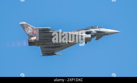 Un Eurofighter Typhoon EF2000 dell'aeronautica militare tedesca conduce una dimostrazione aerea durante il Royal International Air Tattoo (RIAT), il più grande al mondo Foto Stock