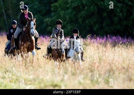 Lauder, Regno Unito. 3 agosto 2024. Lauder Common Riding, Lauder è uno dei Border Common Ridings originali, con riferimenti al festival che risale agli anni '1600, che è stato interrotto a metà degli anni '1800 prima di essere ripristinato nel 1911, prendendo il posto d'onore nel calendario di Lauderdale ogni anno. Ryan Murray Lauder Cornet e Standard Bearer 2024 Jake Mirley (Cornet 2023) uomo destro Elliot Balson (Cornet 2022) uomo sinistro ? ( Crediti: Rob Gray/Alamy Live News Foto Stock