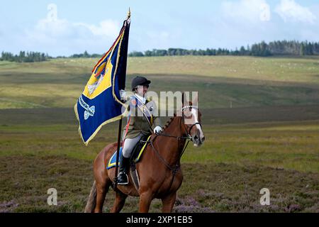 Lauder, Regno Unito. 3 agosto 2024. Lauder Common Riding, Lauder è uno dei Border Common Ridings originali, con riferimenti al festival che risale agli anni '1600, che è stato interrotto a metà degli anni '1800 prima di essere ripristinato nel 1911, prendendo il posto d'onore nel calendario di Lauderdale ogni anno. Ryan Murray Lauder Cornet e Standard Bearer 2024 Jake Mirley (Cornet 2023) uomo destro Elliot Balson (Cornet 2022) uomo sinistro ? ( Crediti: Rob Gray/Alamy Live News Foto Stock