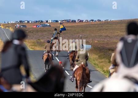 Lauder, Regno Unito. 3 agosto 2024. Lauder Common Riding, Lauder è uno dei Border Common Ridings originali, con riferimenti al festival che risale agli anni '1600, che è stato interrotto a metà degli anni '1800 prima di essere ripristinato nel 1911, prendendo il posto d'onore nel calendario di Lauderdale ogni anno. Ryan Murray Lauder Cornet e Standard Bearer 2024 Jake Mirley (Cornet 2023) uomo destro Elliot Balson (Cornet 2022) uomo sinistro ? ( Crediti: Rob Gray/Alamy Live News Foto Stock