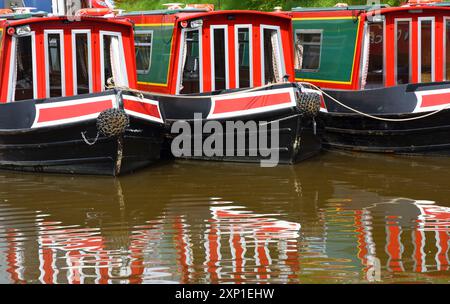 Barche strette colorate con riflessi sul canale Foto Stock