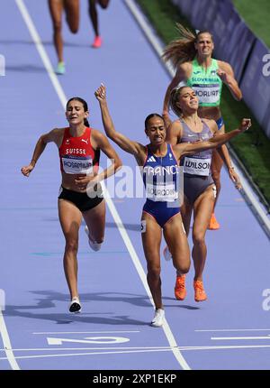 Parigi, Francia. 2 agosto 2024. Anais Bourgoin (2° L) di Francia gareggia durante la gara di repechage femminile di atletica leggera dei 800 m ai Giochi Olimpici di Parigi del 2024 a Parigi, in Francia, 2 agosto 2024. Crediti: Li Gang/Xinhua/Alamy Live News Foto Stock
