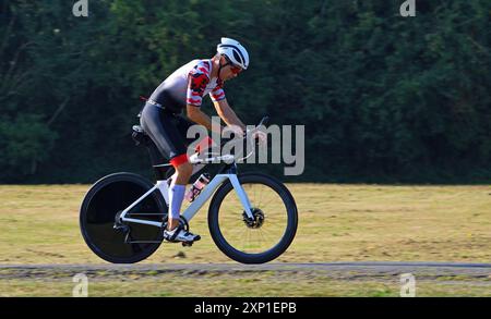 Concorrente maschile nella fase ciclistica di gara Foto Stock