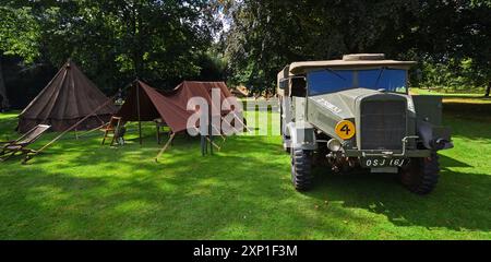 Camion Morris-Commercial d'epoca del 1944 e tenda accampata della seconda guerra mondiale Foto Stock