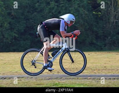 Concorrente maschile nella fase ciclistica di gara Foto Stock