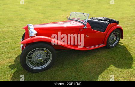 Auto Classic Red MG parcheggiata sull'erba. Foto Stock