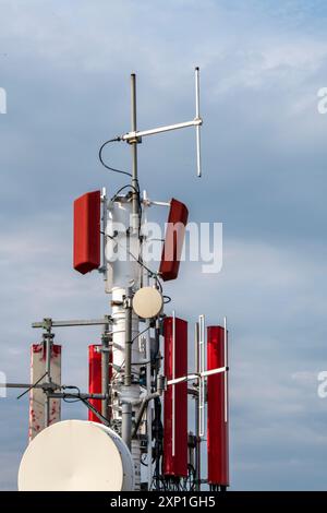 comunicazioni radio, comunicazioni a microonde, albero radio, rete di telefoni cellulari, telefoni cellulari, antenne, antenne. Foto Stock