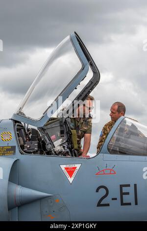 Personale della RAF che guarda nella cabina di pilotaggio di un aereo da caccia a reazione veloce alla RIAT Royal International Air Tattoo, RAF Fairford, Gloucestershire, Regno Unito Foto Stock