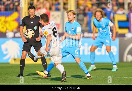 Monaco, Germania. 2 agosto 2024. L'arbitro Konrad Oldhafer vede Patrick Sontheimer, 1.FC Saarbruecken 6 competere per il pallone, tackle, duello, colpo di testa, zweikampf, azione, lotta contro Thore Jacobsen, TSV1860 Nr.5 al 3.Liga Match TSV 1860 Muenchen - 1. FC Saarbruecken 0-1 nello Stadion an der Gruenwalder Strasse al 2 agosto 2024 a Monaco, Germania. Stagione 2024/2025, 3.German Soccer League fotografo: ddp Images/STAR-Images crediti: ddp media GmbH/Alamy Live News Foto Stock