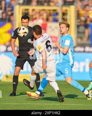 Monaco, Germania. 2 agosto 2024. L'arbitro Konrad Oldhafer vede Patrick Sontheimer, 1.FC Saarbruecken 6 competere per il pallone, tackle, duello, colpo di testa, zweikampf, azione, lotta contro Thore Jacobsen, TSV1860 Nr.5 al 3.Liga Match TSV 1860 Muenchen - 1. FC Saarbruecken 0-1 nello Stadion an der Gruenwalder Strasse al 2 agosto 2024 a Monaco, Germania. Stagione 2024/2025, 3.German Soccer League fotografo: ddp Images/STAR-Images crediti: ddp media GmbH/Alamy Live News Foto Stock