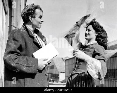 JAMES MASON (in costume per ODD MAN OUT) e MARGARET LOCKWOOD (in costume per HUNGRY HILL) - entrambi pubblicati nel 1947 - candid nel lotto di studio dei Denham Studios intorno all'aprile 1946 Foto Stock