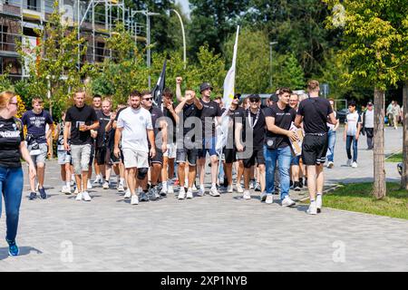 Fanmarsch der Fans des SC Verl vs. dem Spiel GER, SC Verl vs. SV Wehen Wiesbaden, Fussball, 3. Liga, Spielzeit 2024/2025, 03.08.2024 DFL Regulations vietano qualsiasi uso di fotografi come sequenze di immagini e/o quasi-video. Foto: Eibner-Pressefoto / Jan Strohdiek Foto Stock