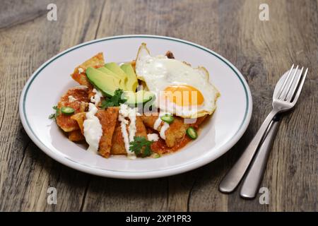 Chilaquiles con salsa roja, colazione messicana Foto Stock