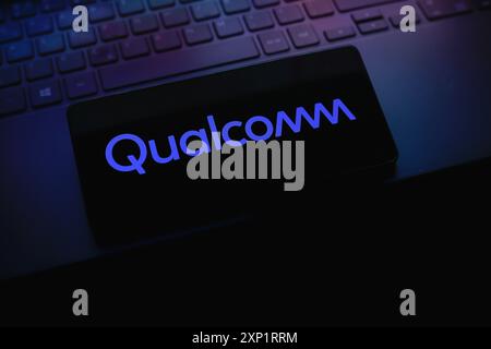 Paraguay. 3 agosto 2024. In questa immagine, il logo Qualcomm viene visualizzato sullo schermo di uno smartphone. (Foto di Jaque Silva/SOPA Images/Sipa USA) *** esclusivamente per notizie editoriali *** credito: SIPA USA/Alamy Live News Foto Stock