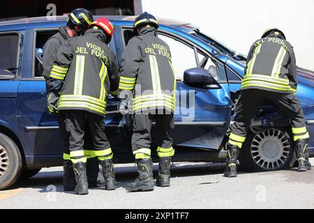 Vicenza, vi, Italia - 23 maggio 2024: I vigili del fuoco utilizzano uno strumento di soccorso idraulico chiamato Jaws of Life per aprire la porta Foto Stock