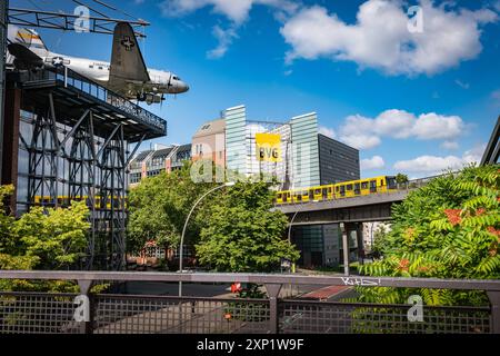 Berlin Kreuzberg, BVG U-Bahn Hochbahn am Landwehrkanal mit Deutsches Technikmuseum - 03.08.2024 Berlin *** Berlin Kreuzberg, linea sopraelevata della metropolitana BVG su Landwehrkanal con Museo tedesco della tecnologia 03 08 2024 Berlino Foto Stock