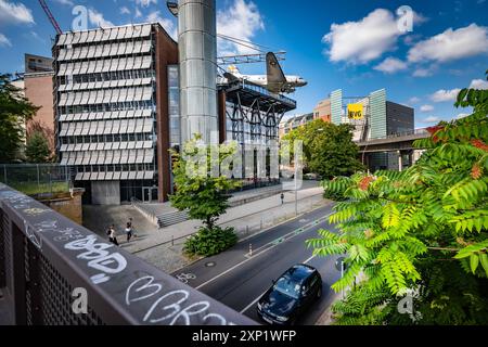 Berlin Kreuzberg, BVG U-Bahn Hochbahn am Landwehrkanal mit Deutsches Technikmuseum - 03.08.2024 Berlin *** Berlin Kreuzberg, linea sopraelevata della metropolitana BVG su Landwehrkanal con Museo tedesco della tecnologia 03 08 2024 Berlino Foto Stock