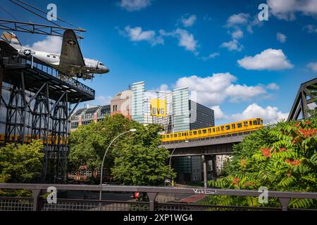 Berlin Kreuzberg, BVG U-Bahn Hochbahn am Landwehrkanal mit Deutsches Technikmuseum - 03.08.2024 Berlin *** Berlin Kreuzberg, linea sopraelevata della metropolitana BVG su Landwehrkanal con Museo tedesco della tecnologia 03 08 2024 Berlino Foto Stock