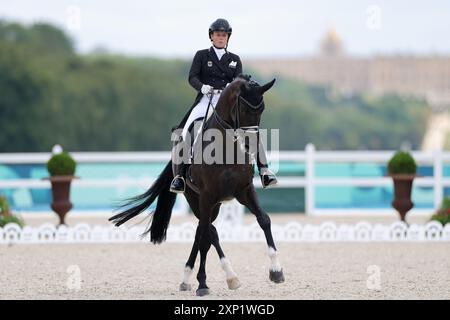 Versailles, Francia. 3 agosto 2024. Olympia, Paris 2024, sport equestre, dressage, squadra, finale, la tedesca Isabell Werth cavalca Wendy. Crediti: Rolf Vennenbernd/dpa/Alamy Live News Foto Stock