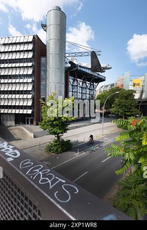 Berlin Kreuzberg, BVG U-Bahn Hochbahn am Landwehrkanal mit Deutsches Technikmuseum - 03.08.2024 Berlin *** Berlin Kreuzberg, linea sopraelevata della metropolitana BVG su Landwehrkanal con Museo tedesco della tecnologia 03 08 2024 Berlino Foto Stock