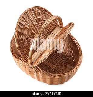 Un cestino da picnic in vimini con coperchi isolati di colore bianco Foto Stock