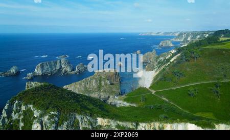 Vista su un bellissimo lago di montagna. Vista sul lago delle montagne. Lago nella foresta di montagna. Splendido paesaggio montano con vista dall'alto sulla foresta, Foto Stock