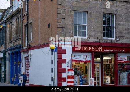 St Andrews, Scozia, Regno Unito - 13 luglio 2024: South Street St Andrews con i suoi negozi e l'antica architettura Foto Stock