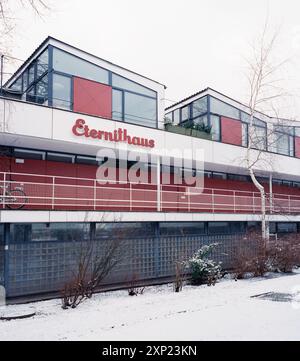 Architettura moderna di Eternithaus im Hansaviertel di Paul Baumgarten a Berlino-Tiergarten, Germania. Paesaggio innevato e design minimalista. Foto Stock