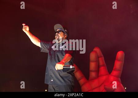 Oklahoma City, Stati Uniti. 2 agosto 2024. Ice Cube si esibisce al Legends of Hip Hop Tour presso l'Oklahoma City Zoo Amphitheatre di Oklahoma City, Oklahoma il 2 agosto 2024. (Foto di Jay Wiggins/Sipa USA) credito: SIPA USA/Alamy Live News Foto Stock