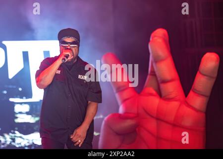 Oklahoma City, Stati Uniti. 2 agosto 2024. Ice Cube si esibisce al Legends of Hip Hop Tour presso l'Oklahoma City Zoo Amphitheatre di Oklahoma City, Oklahoma il 2 agosto 2024. (Foto di Jay Wiggins/Sipa USA) credito: SIPA USA/Alamy Live News Foto Stock