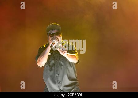 Oklahoma City, Stati Uniti. 2 agosto 2024. Ice Cube si esibisce al Legends of Hip Hop Tour presso l'Oklahoma City Zoo Amphitheatre di Oklahoma City, Oklahoma il 2 agosto 2024. (Foto di Jay Wiggins/Sipa USA) credito: SIPA USA/Alamy Live News Foto Stock