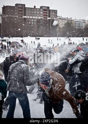 Una grande folla si è divertita a combattere con palle di neve al parco Görlitzer di Kreuzberg nel gennaio 2010, mostrando l'emozione e l'energia delle attività invernali a Berlino Foto Stock