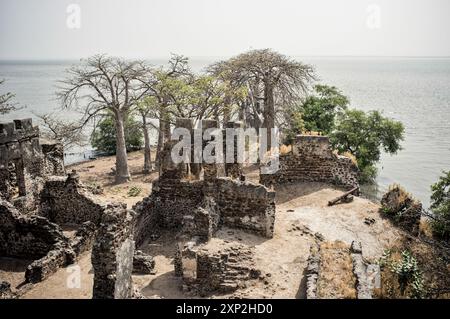 Antiche rovine sull'isola di Kunta Kinteh simboleggiano una storia solenne e la resistenza dello spirito umano nel mezzo della tragedia del commercio degli schiavi in Gambia. Foto Stock