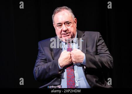 Edimburgo, Regno Unito. 3 agosto 2024 nella foto: Leader del Partito Alba, Alex Salmond. Durante l'intervista, ha affermato che la secessione unilaterale della Scozia dal Regno Unito potrebbe essere uno dei fuochi d'artificio nella scatola. Con Iain Dale ricoverato in ospedale, la serie All Talk di interviste al Fringe Festival di Edimburgo di quest'anno vede la partecipazione del presentatore ospite, Matthew Stadlen host della LBC. Crediti: Rich Dyson/Alamy Live News Foto Stock