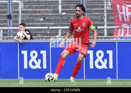 Dortmund, Germania. 3 agosto 2024. Fussball 3. Liga 1. Spieltag Borussia Dortmund II - SpVgg Unterhaching AM 03.08.2024 im Stadion Rote Erde in Dortmund Markus Schwabl ( Unterhaching ) le normative DFB vietano qualsiasi uso di fotografie come sequenze di immagini e/o quasi-video. Foto: Revierfoto credito: ddp media GmbH/Alamy Live News Foto Stock