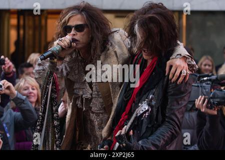 Il cantante Steven Tyler e il chitarrista Joe Perry degli Aerosmith si esibiscono al "Today" della NBC al Rockefeller Plaza il 2 novembre 2012 a New York City. Foto Stock