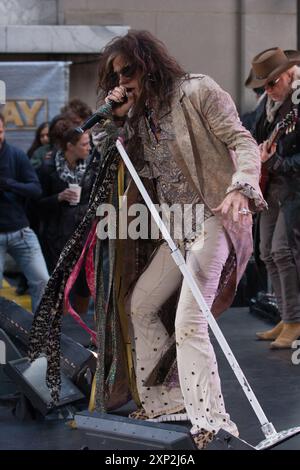 Steven Tyler degli Aerosmith si esibisce al "Today" della NBC al Rockefeller Plaza il 2 novembre 2012 a New York. Foto Stock