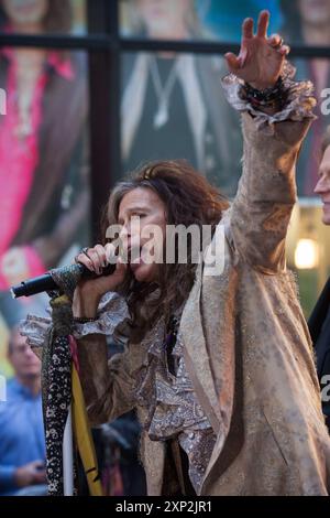 Steven Tyler degli Aerosmith si esibisce al "Today" della NBC al Rockefeller Plaza il 2 novembre 2012 a New York. Foto Stock