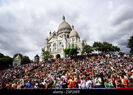 Parigi, Francia. 3 agosto 2024. La folla di spettatori fotografata nella Basilica del Sacro cuore durante la gara maschile su strada ai Giochi Olimpici di Parigi 2024, sabato 03 agosto 2024 a Parigi, Francia. I Giochi della XXXIII Olimpiade si svolgono a Parigi dal 26 luglio all'11 agosto. La delegazione belga conta 165 atleti in 21 sport. BELGA PHOTO JASPER JACOBS credito: Belga News Agency/Alamy Live News Foto Stock