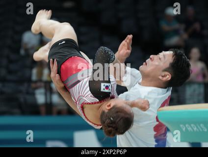 Parigi, Francia. 3 agosto 2024. Un pullman prende Seojeong Yeo della Repubblica di Corea mentre scivola dalle barre parallele durante la competizione di ginnastica ai Giochi Olimpici di Parigi 2024 a Parigi, in Francia, sabato 3 agosto 2024. Foto di Pat Benic/UPI credito: UPI/Alamy Live News Foto Stock