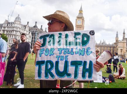 Londra, Inghilterra, Regno Unito. 3 agosto 2024. Un manifestante ha un cartello che dice "imprigionato per aver detto la verità”. I manifestanti si sono riuniti nella piazza del Parlamento in solidarietà con 21 attivisti Just Stop Oil che attualmente sono in prigione. (Credit Image: © Vuk Valcic/ZUMA Press Wire) SOLO PER USO EDITORIALE! Non per USO commerciale! Foto Stock