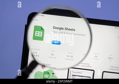 Ostersund, Svezia - 13 settembre 2023: App Google Sheets su ipad. Google Sheets consente agli utenti di creare e modificare file online mentre collaborano con ot Foto Stock