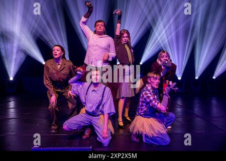 Edimburgo, Regno Unito. 3 agosto 2024 nella foto: La guerra dell'UEM. Il Pleasance Opening Gala mette in evidenza alcuni degli spettacoli che si esibiscono nelle sue 30 sedi all'Edinburgh Fringe Festival. Crediti: Rich Dyson/Alamy Live News Foto Stock