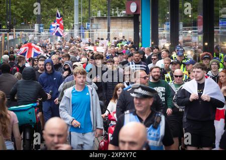 Manchester, Regno Unito. 3 agosto 2024. I sostenitori anti-immigrazione marciano attraverso la città. All'inizio di questa settimana, proteste e rivolte sono scoppiate in tutto il paese dopo un orribile attacco con coltello a Southport, che ha visto un ragazzo di 17 anni uccidere tre bambini innocenti. La disinformazione sull'aggressore si è diffusa sui social media, riportando che era un richiedente asilo, il che in seguito si è rivelato inesatto. Crediti: Andy Barton/Alamy Live News Foto Stock