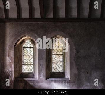 Finestre della chiesa con vetro trasparente ricavate dall'interno scuro della chiesa. Foto Stock