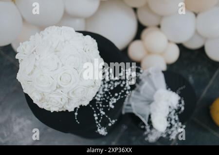 Vista dall'alto di un bouquet di rose bianche e palloncini, perfetta per decorazioni di matrimoni e cerimonie Foto Stock