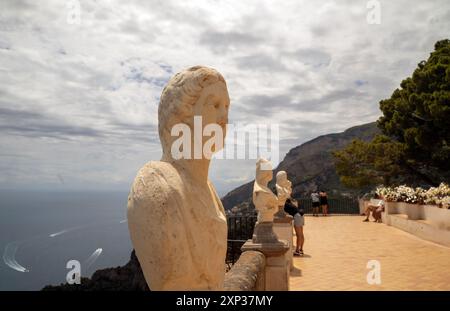 Villa Cimbrone a ravello, Italia: Terrazza dell'Infinito, Giardini di Villa statue di marmo in un punto panoramico sulla scogliera che si affaccia sull'oceano in una giornata nuvolosa Foto Stock