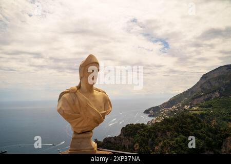 Terrazza dell'Infinito, Giardini di Villa Cimbrone villa a ravello, Italia: Marmo con vista sul mare dal balcone Foto Stock