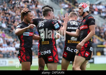 Hull, Regno Unito. 3 agosto 2024. MKM Stadium, West Park, Hull, Humberside, East Yorkshire, 3 agosto 2024. Betfred Super League Hull FC vs St Helens Lewis Dodd di St Helens RLFC celebra la meta contro Hull FC insieme ai suoi compagni di squadra Credit: Touchlinepics/Alamy Live News Foto Stock