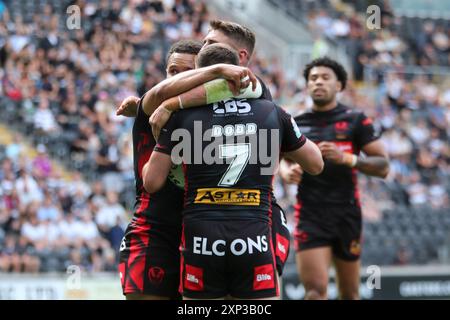 Hull, Regno Unito. 3 agosto 2024. MKM Stadium, West Park, Hull, Humberside, East Yorkshire, 3 agosto 2024. Betfred Super League Hull FC vs St Helens Lewis Dodd di St Helens RLFC celebra la meta contro Hull FC insieme ai suoi compagni di squadra Credit: Touchlinepics/Alamy Live News Foto Stock